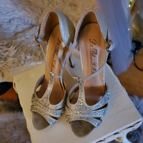 Silver Sparkle DE BLOSSOM COLLECTION rhinestone sizs 7.5 heels - Picture 1 of 6